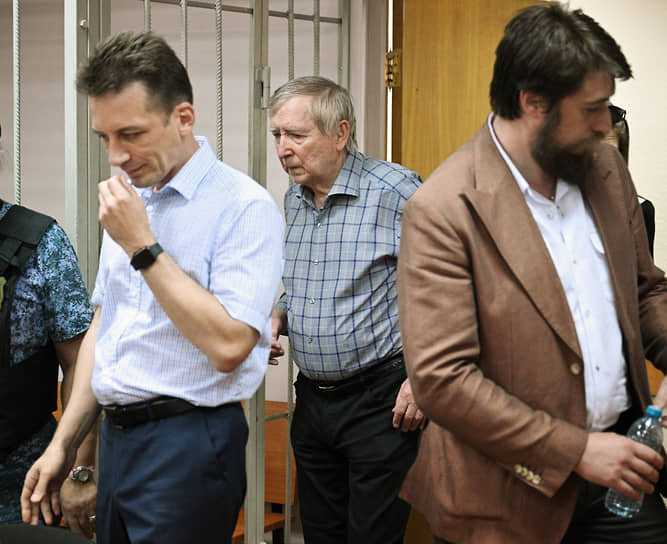 Академик РАН, доктор химических наук Константин Солнцев (в центре) во время заседания суда