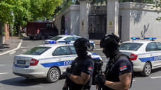 Мужчина из арбалета ранил в шею полицейского у посольства Израиля в Белграде