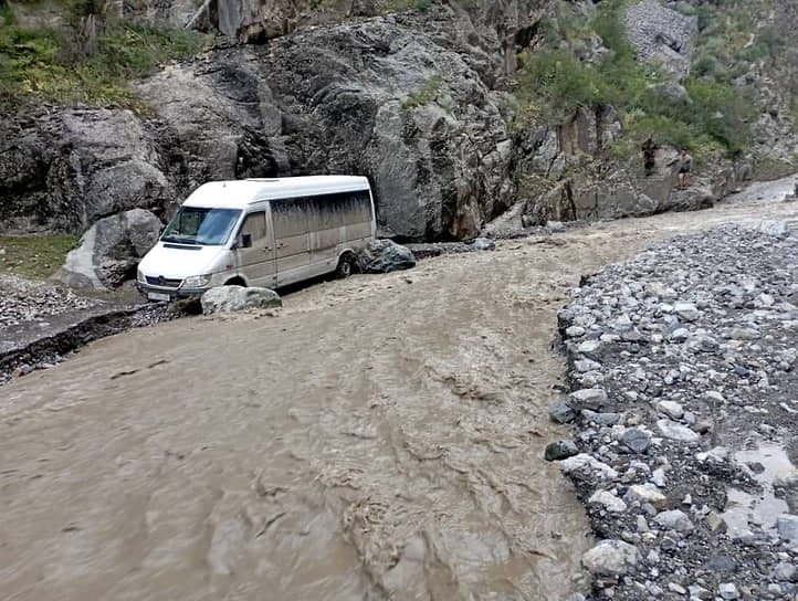 Спасательные работы в Киргизии в результате схода селевых потоков в Ошской области