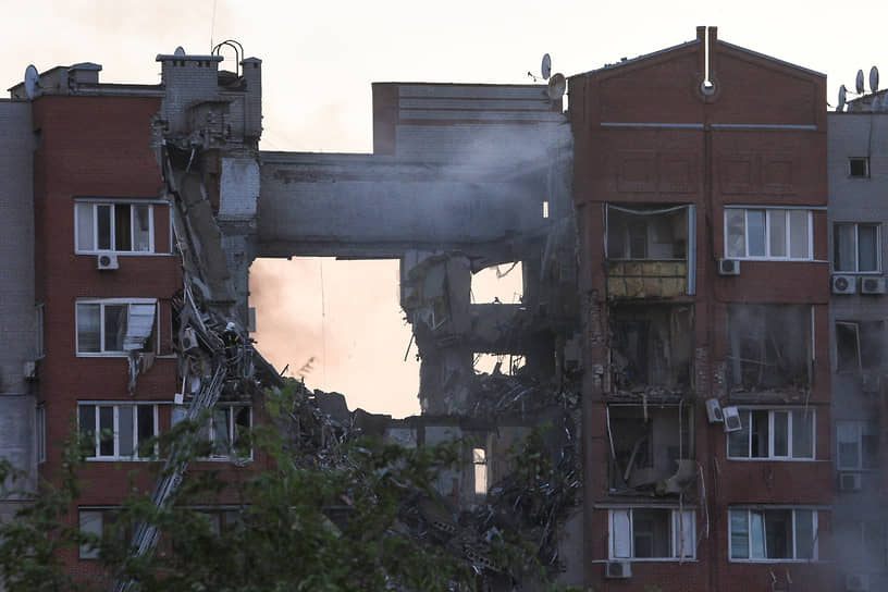 Обрушенная после взрыва девятиэтажка в Днепре, Украина 