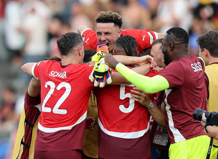 Сборная Швейцарии празднует победу в матче против Италии
