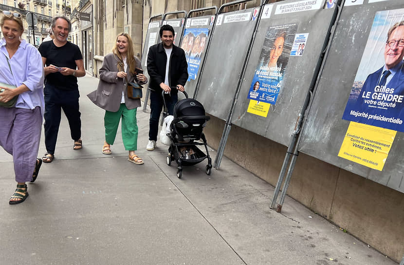 Агитационные плакаты на улицах Парижа