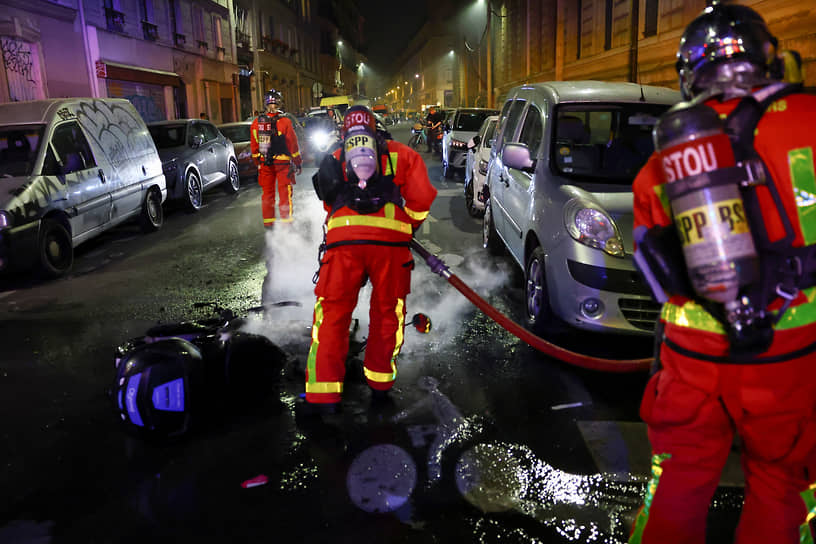 Пожарные на месте беспорядков в Париже