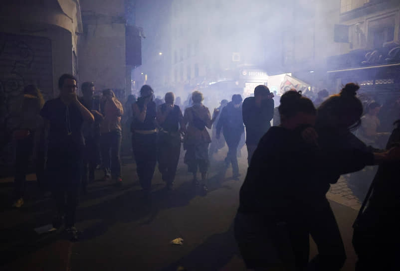 Полиция использует слезоточивый газ против демонстрантов