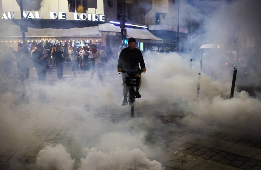 Слезоточивый газ на улице Парижа