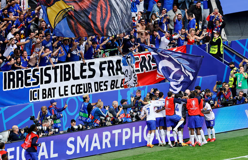 Футболист сборной Франции Рандаль Коло Муани с игроками по команде празднуют гол в ворота Бельгии
