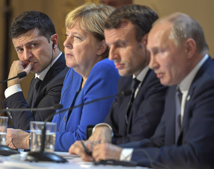 Справа налево: президент России Владимир Путин, президент Франции Эмманюэль Макрон, канцлер Германии Ангела Меркель и президент Украины Владимир Зеленский во время пресс-конференции по итогам саммита в нормандском формате в 2019 году