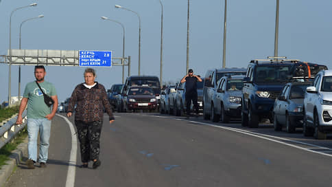 В пробке у Крымского моста стоят более тысячи автомобилей
