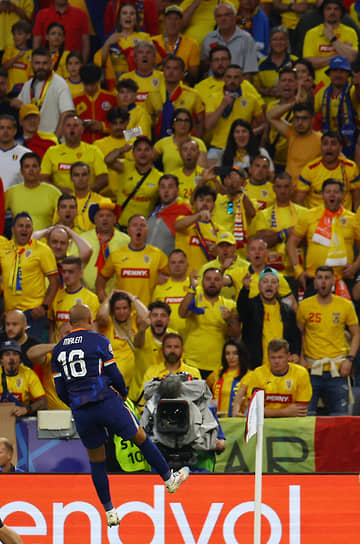 Нападающий сборной Нидерландов Доньелл Мален празднует третий гол в ворота Румынии
