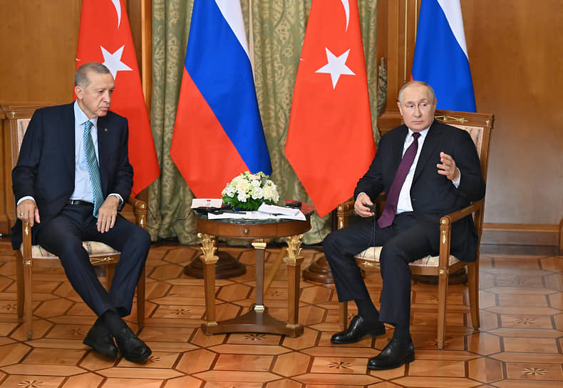 Реджеп Тайип Эрдоган (слева) и Владимир Путин во время встречи в Сочи в сентябре 2023 года