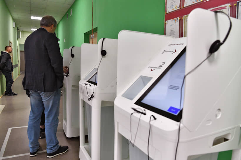 Избиратели голосуют на выборах мэра Москвы в сентябре 2023 года
