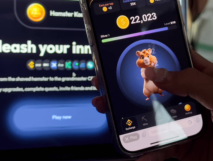 Игра Hamster Kombat на экране смартфона