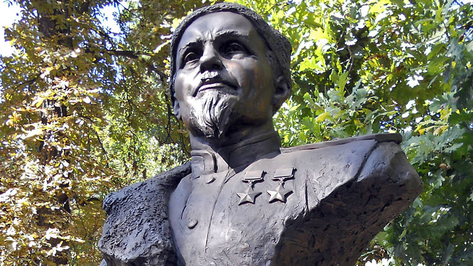 Памятник партизану Сидору Ковпаку в Киеве