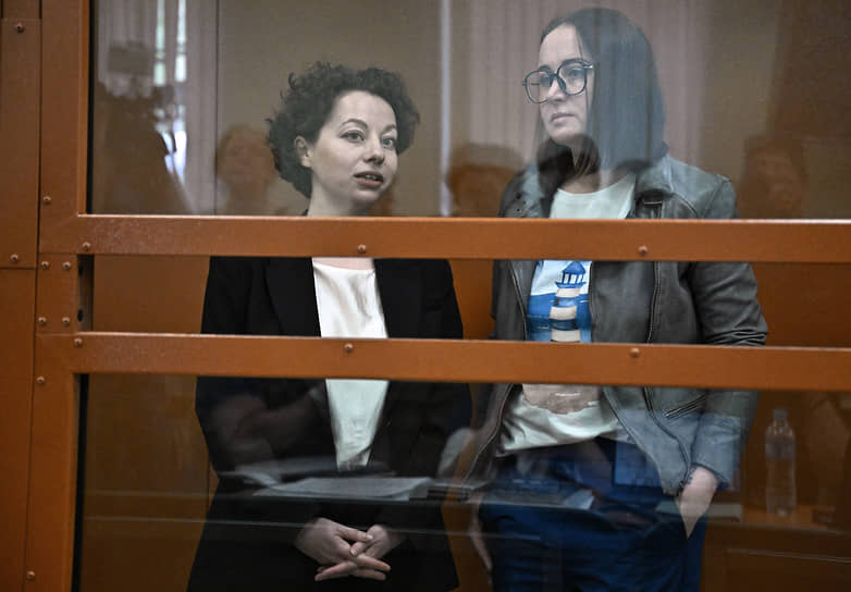 Евгения Беркович (слева) и Светлана Петрийчук в зале суда