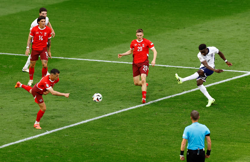 Игрок сборной Англии Букайо Сака забивает гол в ворота сборной Швейцарии