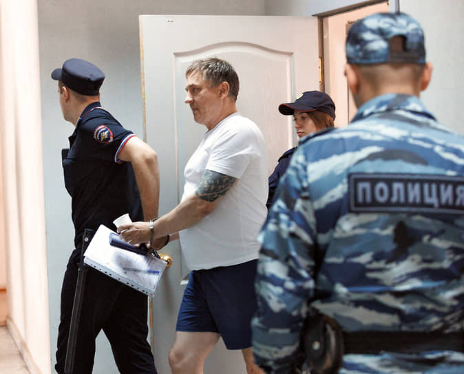 Алексей Соколов (в центре) после заседания суда