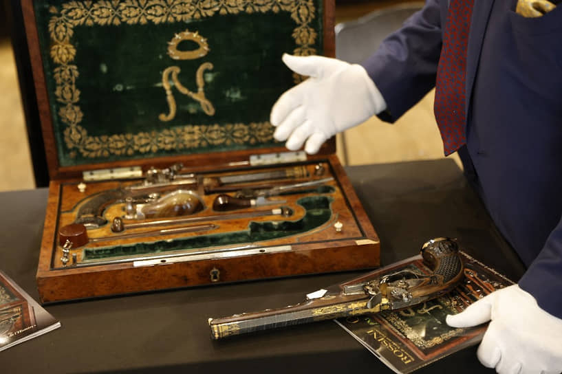 Пистолеты Наполеона Бонапарта находятся в ящике из орехового дерева, который обит изнутри зеленым бархатом