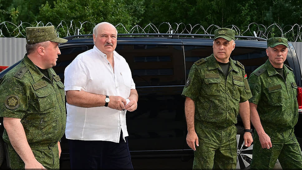 Александр Лукашенко в окружении военных