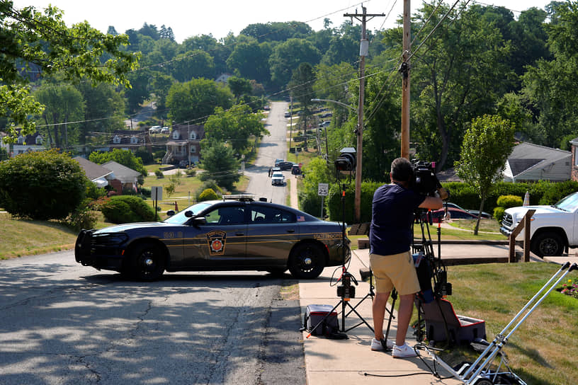 Полицейская машина заблокировала проезд у дома, в котором, как заявляют правоохранители, живет предполагаемый стрелок 