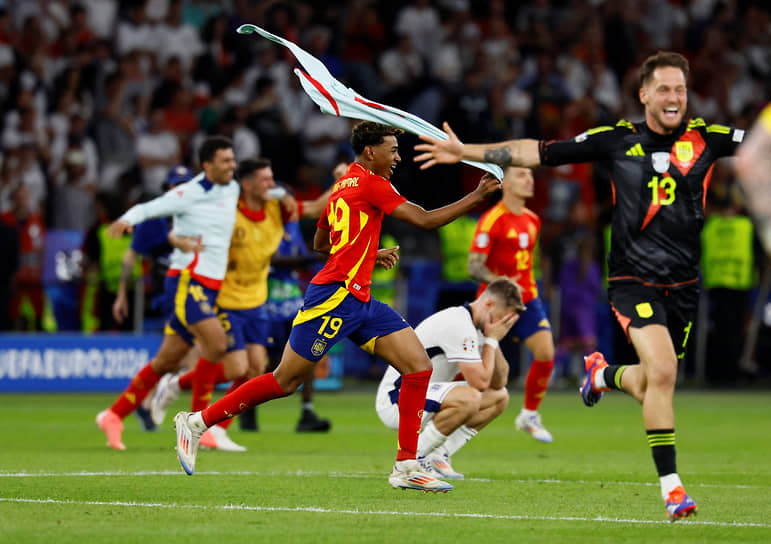 Футболисты сборной Испании радуются победе в финале Евро-2024
