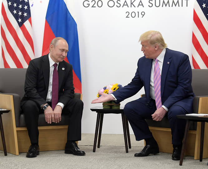 Владимир Путин (слева) и Дональд Трамп в 2019 году