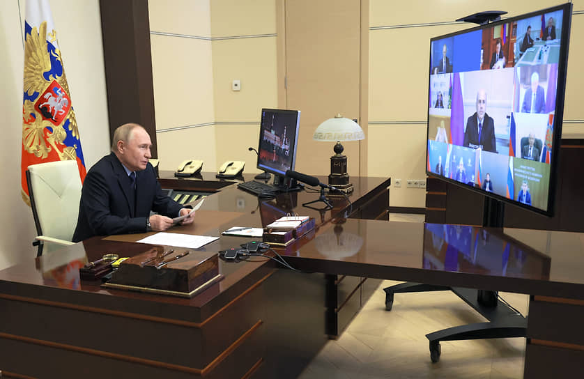 Владимир Путин во время совещания по экономическим вопросам в режиме видеоконференции