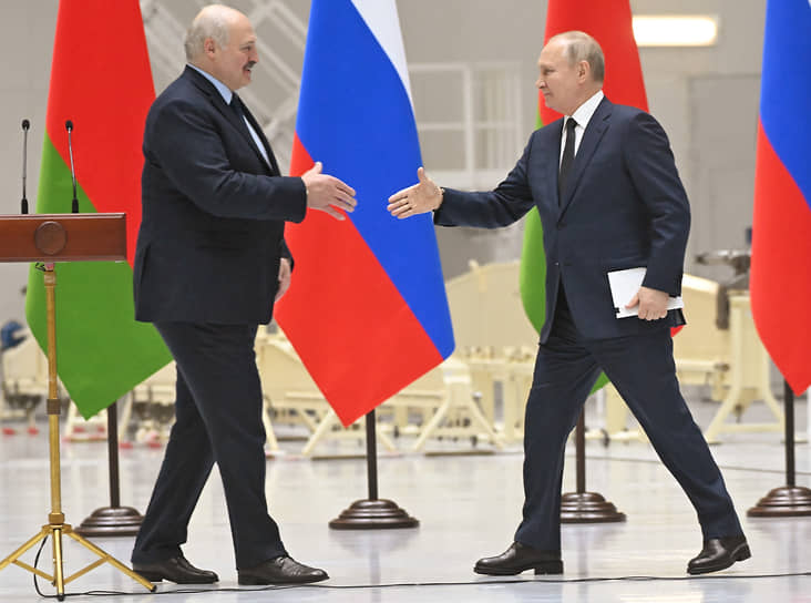 Владимир Путин (справа) и  Александр Лукашенко во время встречи в апреле 