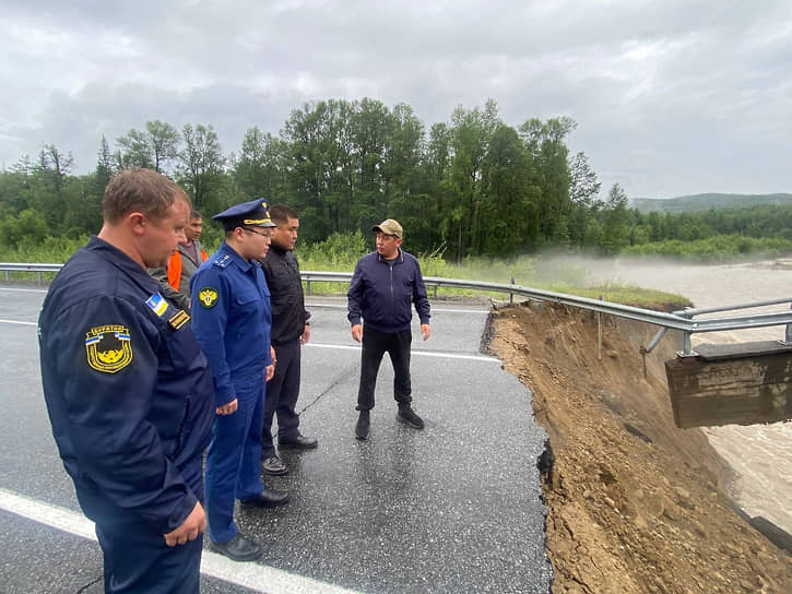 Место обрушения части моста