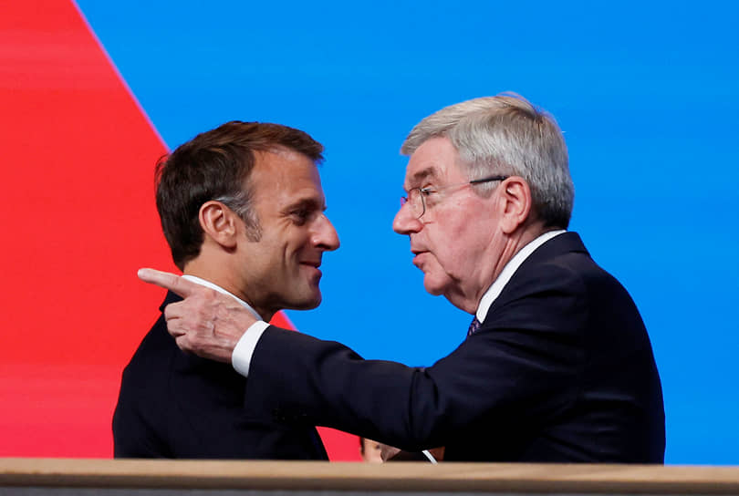Президент Франции Эмманюэль Макрон (слева) и глава МОК Томас Бах