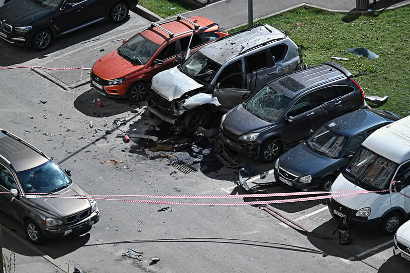 Последствия взрыва автомобиля Toyota Land Cruiser в Москве