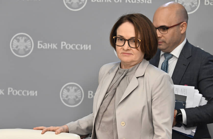 Эльвира Набиуллина и ее заместитель Алексей Заботкин перед началом пресс-конференции
