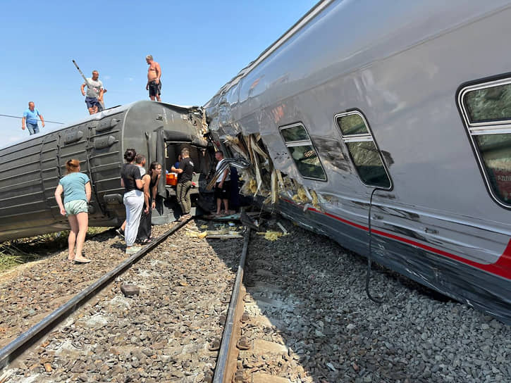 Пассажиры самостоятельно выбираются из перевернутых вагонов. Всего в поезде ехали 812 человек, 14 из которых доставлены в Котельниковскую ЦРБ, еще 140 получили медицинскую помощь на месте