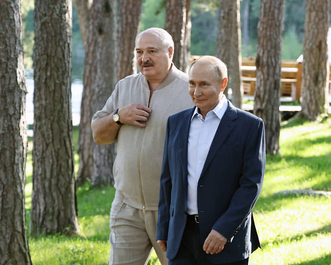 Александр Лукашенко (слева) и Владимир Путин 