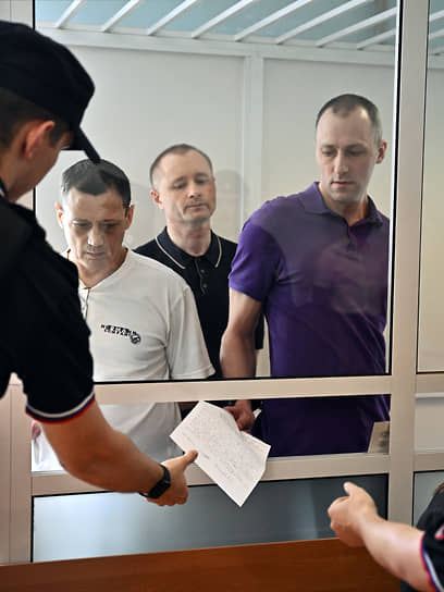 Михаил Барышев (в центре) в зале суда