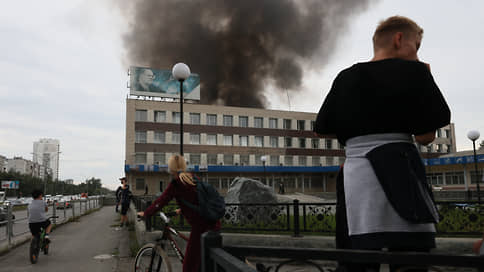 В Екатеринбурге произошел крупный пожар в цехе с химической продукцией