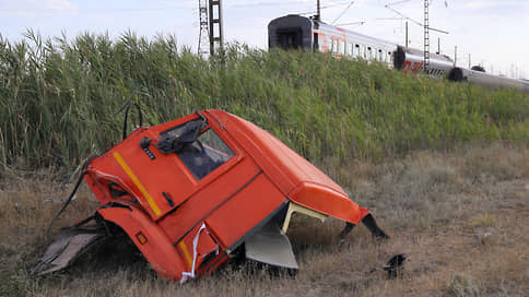 ТАСС: водитель врезавшегося в поезд «КамАЗа» остается в тяжелом состоянии