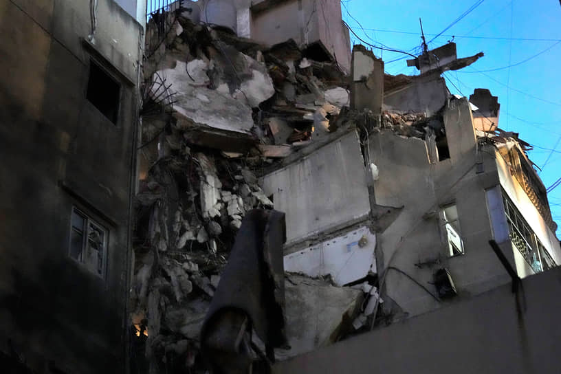 Разрушенное в результате удара здание, в котором находился Фуад Шукр