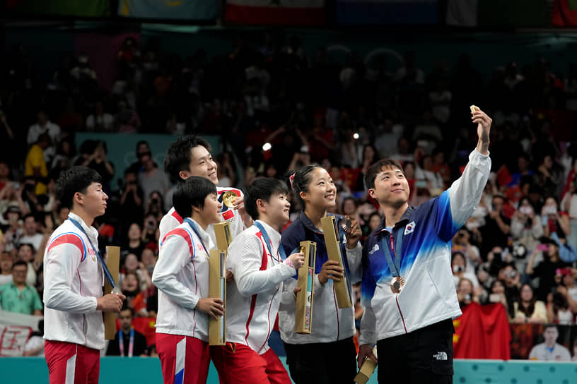 Совместное селфи спортсменов из Южной и Северной Кореи на Олимпиаде в Париже