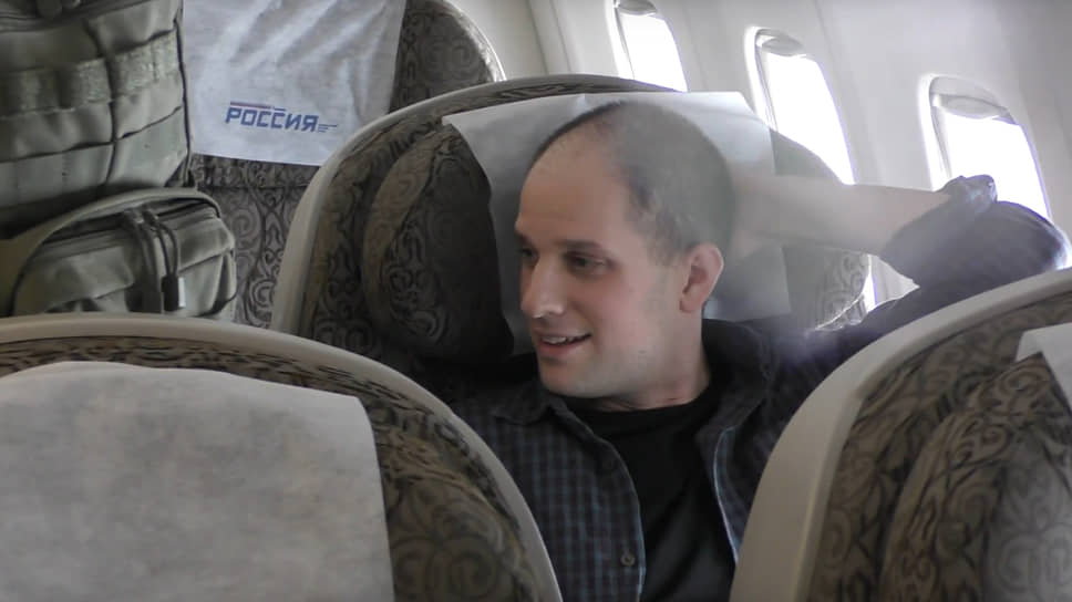 Эван Гершкович в самолете перед обменом