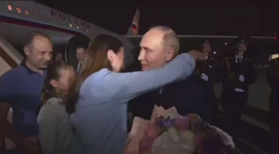 Владимир Путин обнимает Анну Дульцеву