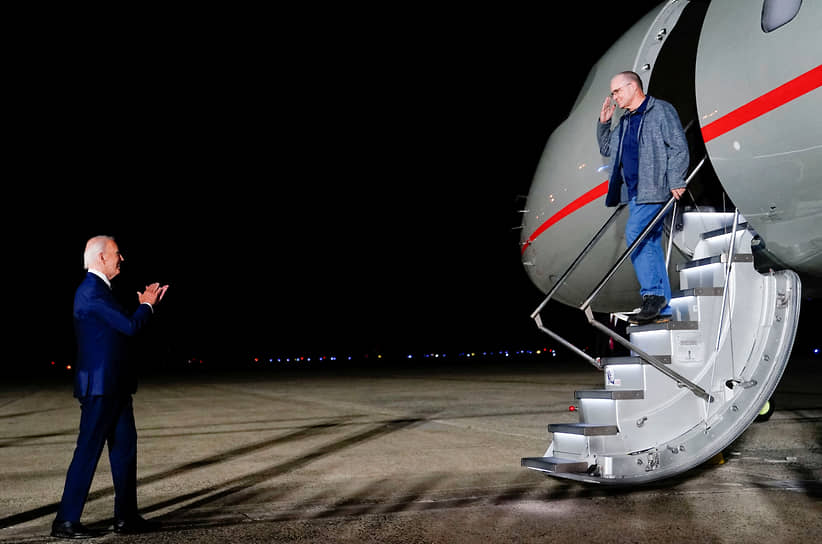 Джо Байден приветствует выходящего из самолета Пола Уилана