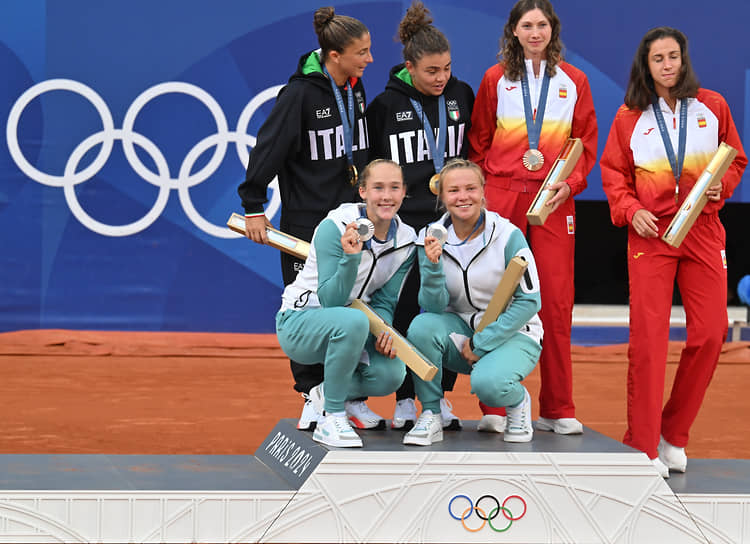 Слева направо: теннисистки Сара Эррани, Мирра Андреева, Джасмин Паолини, Диана Шнайдер Кристина Букша и Сара СоррибесТормо 