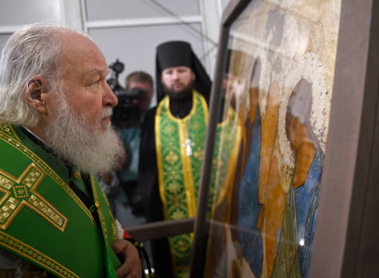 Патриарх Московский и Всея Руси Кирилл во время богослужения накануне праздника Святой Троицы