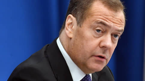 Медведев призвал запретить мигрантам привозить семьи на сезонные работы // Медведев предложил заставлять детей мигрантов выучить русский язык