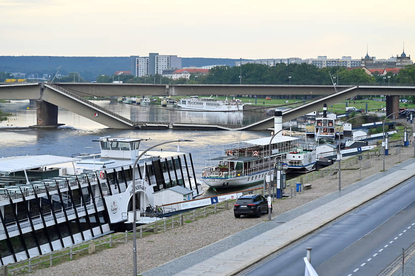 Вид на упавший участок моста Каролабрюке