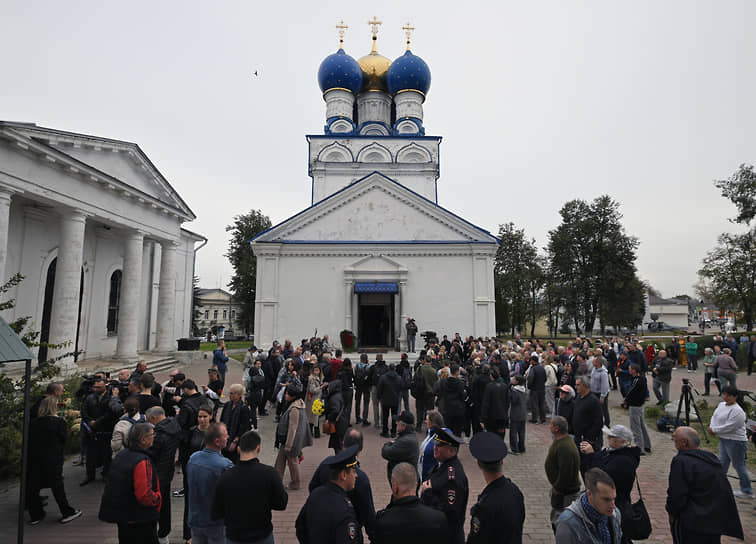 Площадь перед храмом во время церемонии прощания