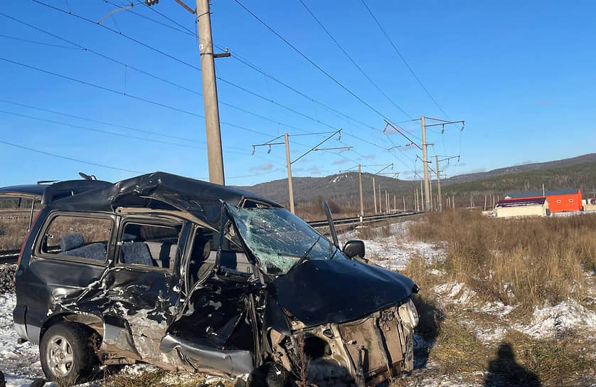 Последствия столкновения поезда с автомобилем в Иркутской области