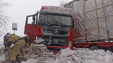 В Кировской области грузовик снес автобусную остановку, пострадали три человека