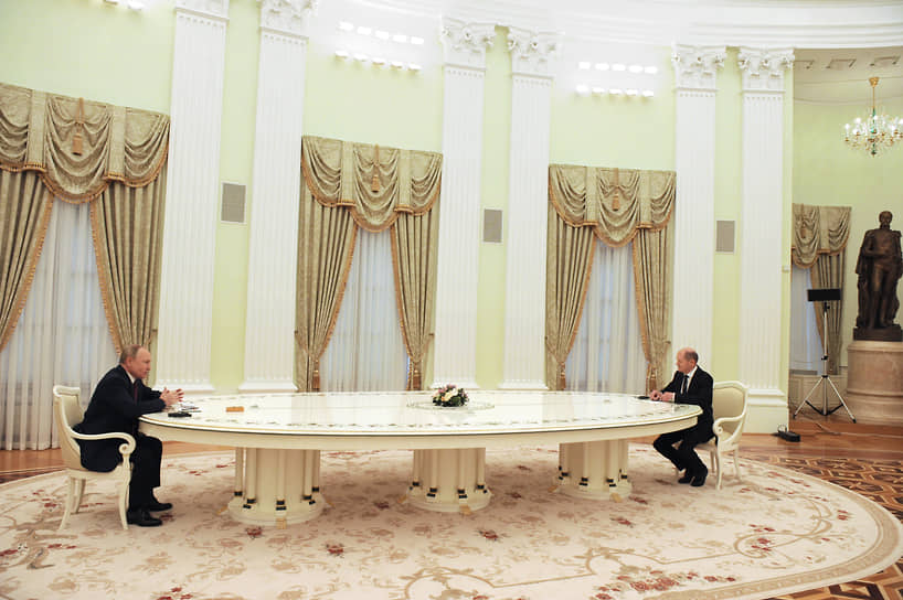Владимир Путин (слева) и Олаф Шольц в февраля 2022 года