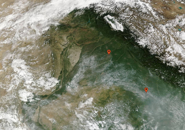 Спутниковые снимки NASA Worldview городов Лахор (точка сверху) и Дели (точка снизу), 31 августа 2024 года
